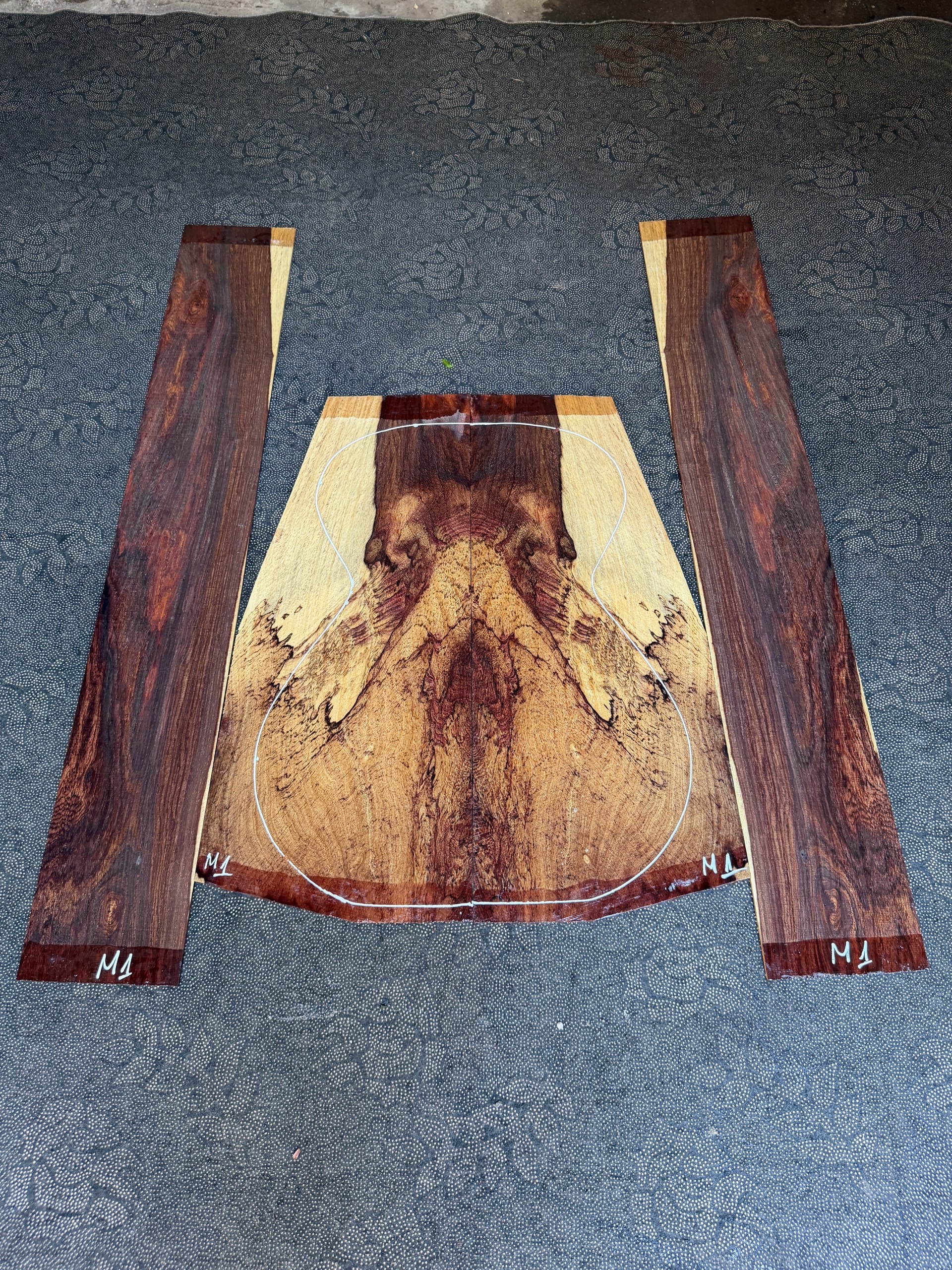 High-quality rosewood delivers excellent sound.